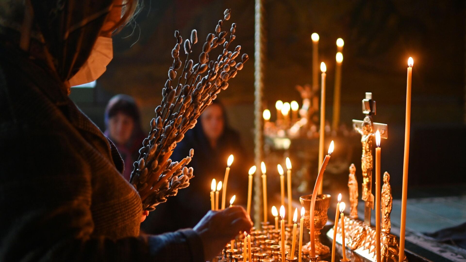 Прихожане во время службы в преддверии праздника Входа Господня в Иерусалим - РИА Новости, 1920, 25.04.2021