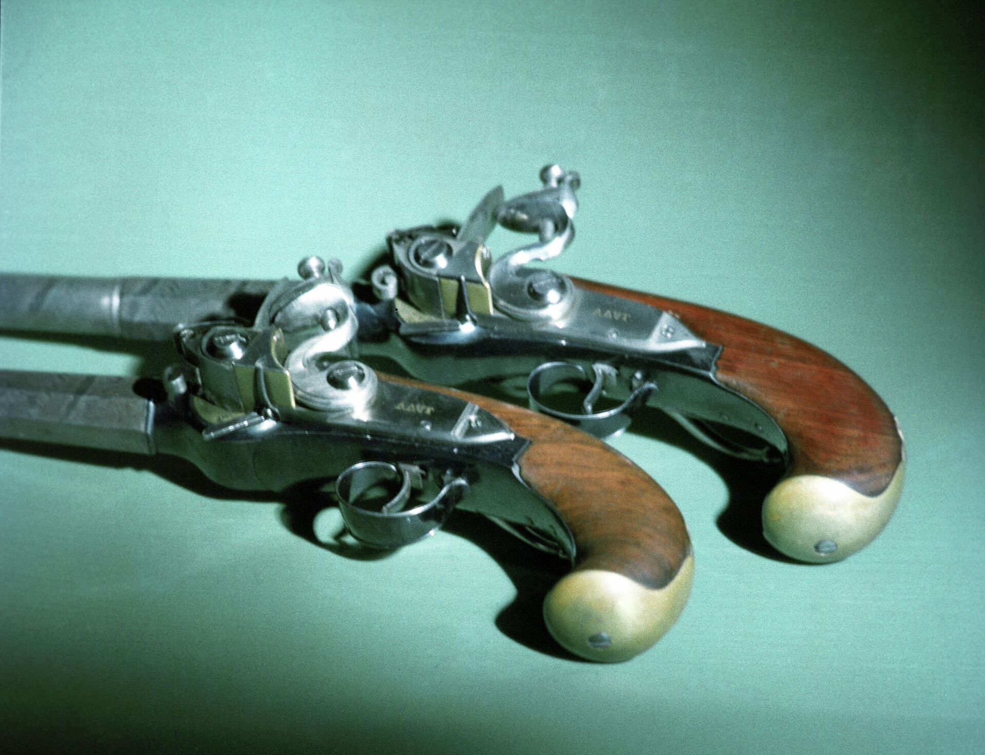Пара кремневых пистолетов, XVIII век - РИА Новости, 1920, 25.04.2021