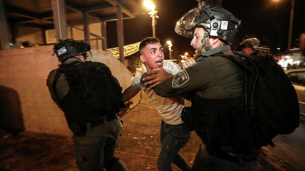 Сотрудники полиции задерживают участника беспорядков в Иерусалиме, Израиль