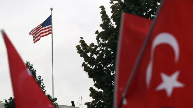 Глава МВД Турции призвал посла США "убрать грязные руки" от страны