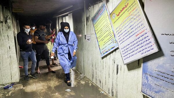 На месте пожара в больнице, предназначенной для пациентов с коронавирусной инфекцией, в Багдаде, Ирак