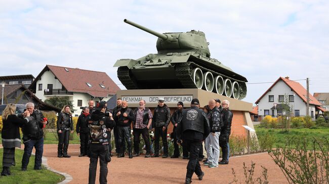 В немецких городах Торгау и Байльроде в воскресенье отметили 76-годовщину встречи на Эльбе