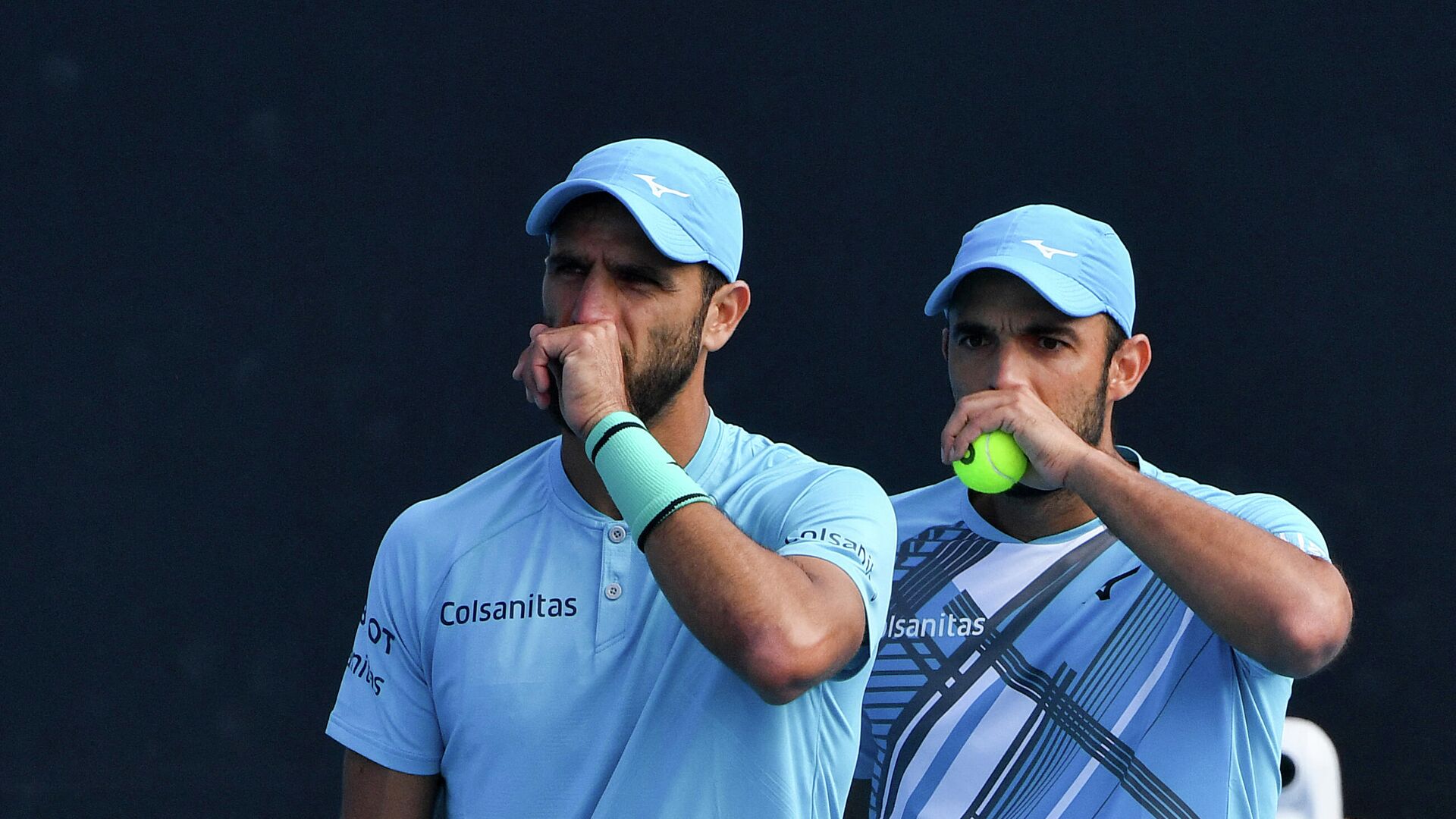 Colombia's Robert Farah (L) and Juan Sebastian Cabal (R) speak before a play against Britain's Jamie Murray and Brazil's Bruno Soares during their Great Ocean Road Open men's doubles final match in Melbourne on February 7, 2021. (Photo by Paul CROCK / AFP) / -- IMAGE RESTRICTED TO EDITORIAL USE - STRICTLY NO COMMERCIAL USE -- - РИА Новости, 1920, 25.04.2021