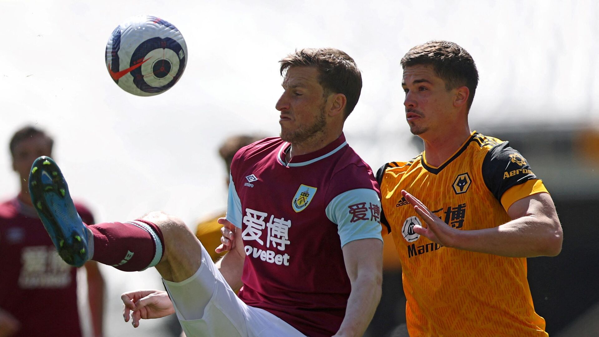 Burnley's New Zealand striker Chris Wood (L) vies with Wolverhampton Wanderers' Brazilian striker Willian Josйduring the English Premier League football match between Wolverhampton Wanderers and Burnley at the Molineux stadium in Wolverhampton, central England on April 25, 2021. (Photo by MOLLY DARLINGTON / POOL / AFP) / RESTRICTED TO EDITORIAL USE. No use with unauthorized audio, video, data, fixture lists, club/league logos or 'live' services. Online in-match use limited to 120 images. An additional 40 images may be used in extra time. No video emulation. Social media in-match use limited to 120 images. An additional 40 images may be used in extra time. No use in betting publications, games or single club/league/player publications. /  - РИА Новости, 1920, 25.04.2021