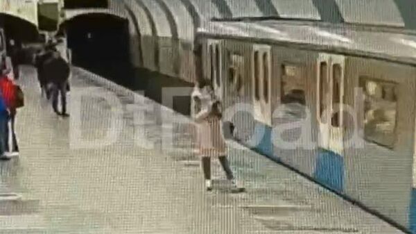 Кадры падения пассажира на рельсы в московском метро 