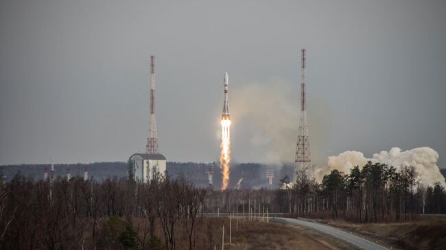 Пуск ракеты Союз-2 с 36 британскими спутниками связи с космодрома Восточный