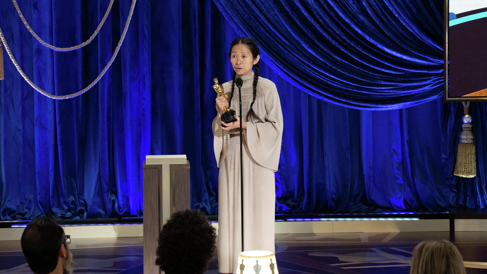 Хлоя Чжао получает Оскар в номинации лучший режиссер - РИА Новости, 1920, 26.04.2021