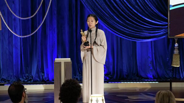 Хлоя Чжао получает Оскар в номинации лучший режиссер