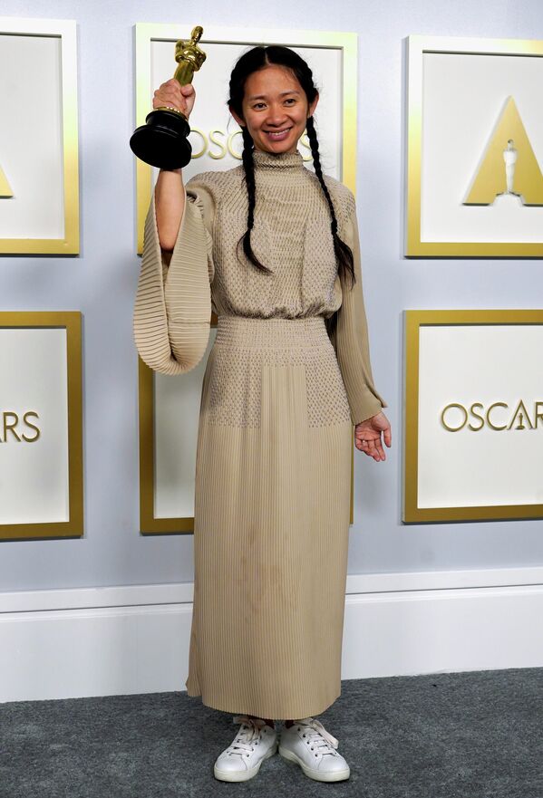 Хлоя Чжао на красной ковровой дорожке церемонии вручения Оскара