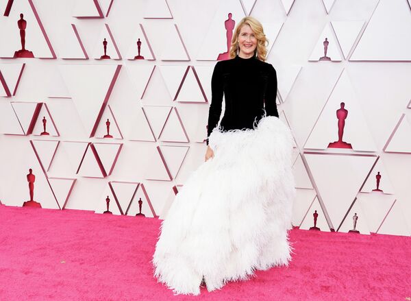 Лора Дерн на красной ковровой дорожке церемонии вручения Оскара