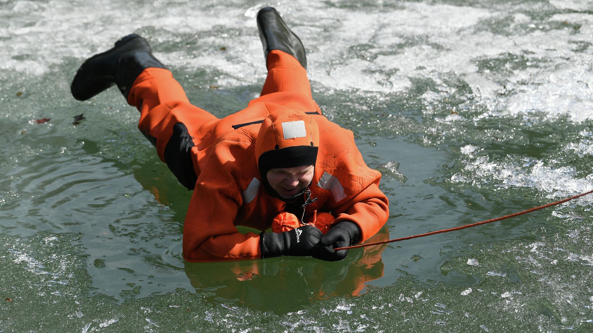 Спасатель во время отработки навыка спасения на воде весной - РИА Новости, 1920, 20.03.2024