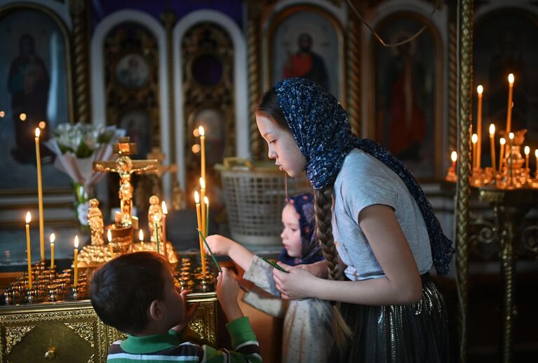 Прихожане во время службы в преддверии праздника Входа Господня в Иерусалим в храме в честь Воздвижения Честного и Животворящего Креста Господня в Омске