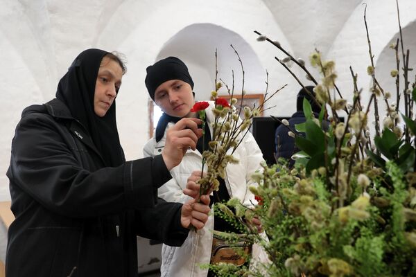 Монахиня с веточками вербы в преддверии праздника Входа Господня в Иерусалим в Введенском Владычнем женском монастыре в Серпухове