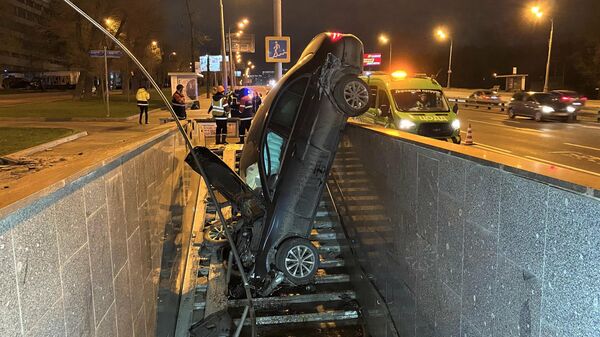 Последствия ДТП на Варшавском шоссе, где автомобиль въехал в подземный переход