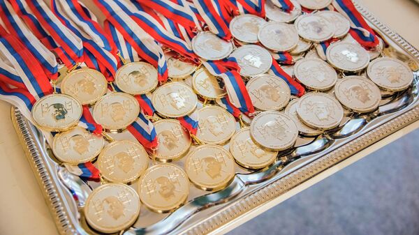 Медали для победителей Международной Менделеевской олимпиаде по химии