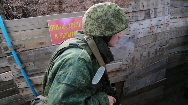 Боец Народной милиции ДНР на западной окраине Донецка на линии соприкосновения