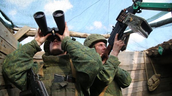 Бойцы Народной милиции ДНР в окопе на окраине Донецка