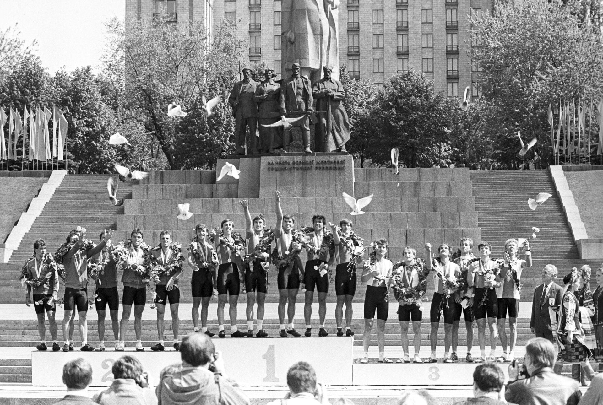 Победители и призеры велогонки Мира. 1986 год - РИА Новости, 1920, 26.04.2021