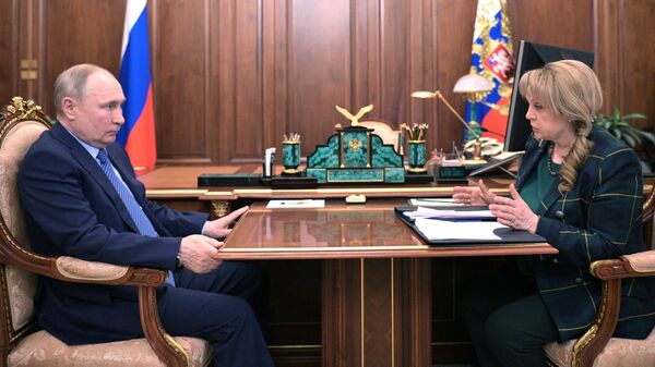 Президент РФ Владимир Путин и председатель ЦИК РФ Элла Памфилова во время встречи