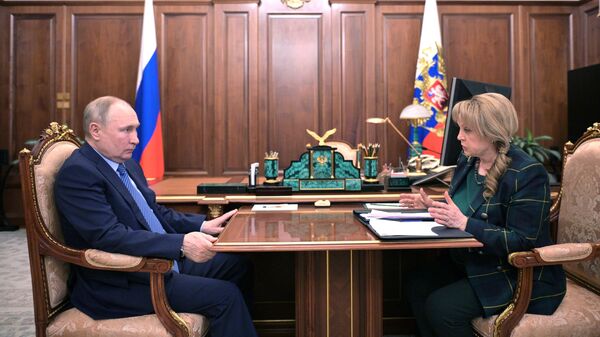Президент РФ Владимир Путин и председатель Центральной избирательной комиссии РФ Элла Памфилова во время встречи