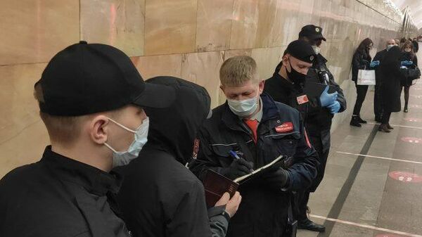 Контролеры в московском метро проверили маски и перчатки у пассажиров 