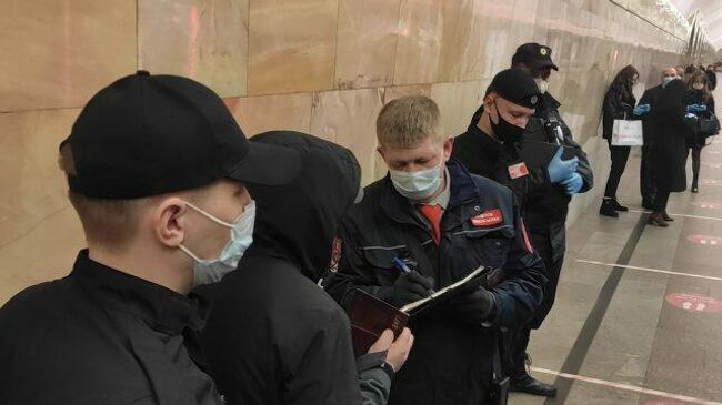 Контролеры в московском метро проверили маски и перчатки у пассажиров 