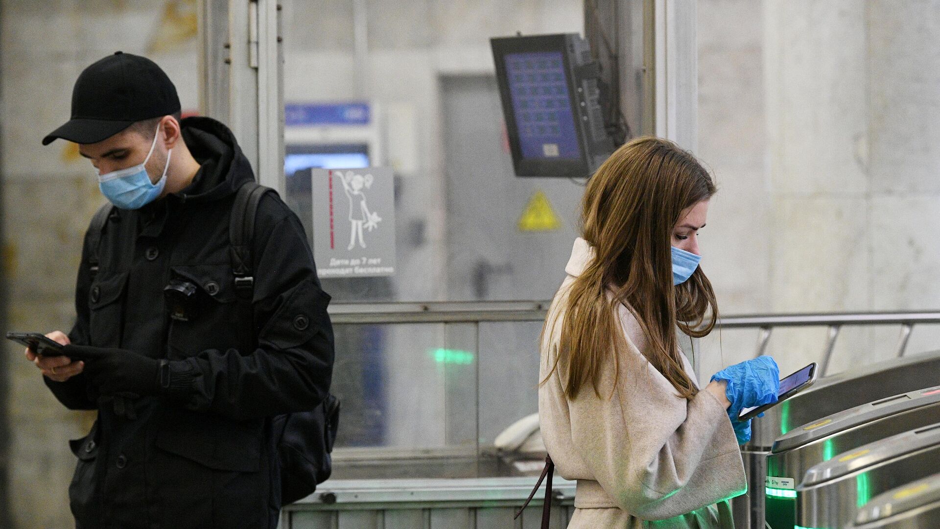 Пассажиры в вестибюле станции Пушкинская Московского метрополитена - РИА Новости, 1920, 29.04.2021