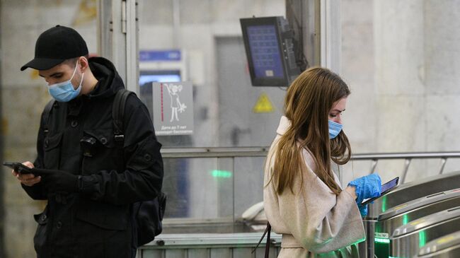 Пассажиры в вестибюле станции Пушкинская Московского метрополитена