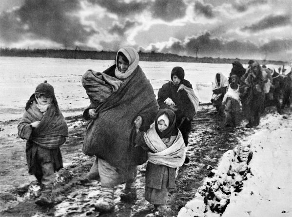 Советские женщины и дети возвращаются домой