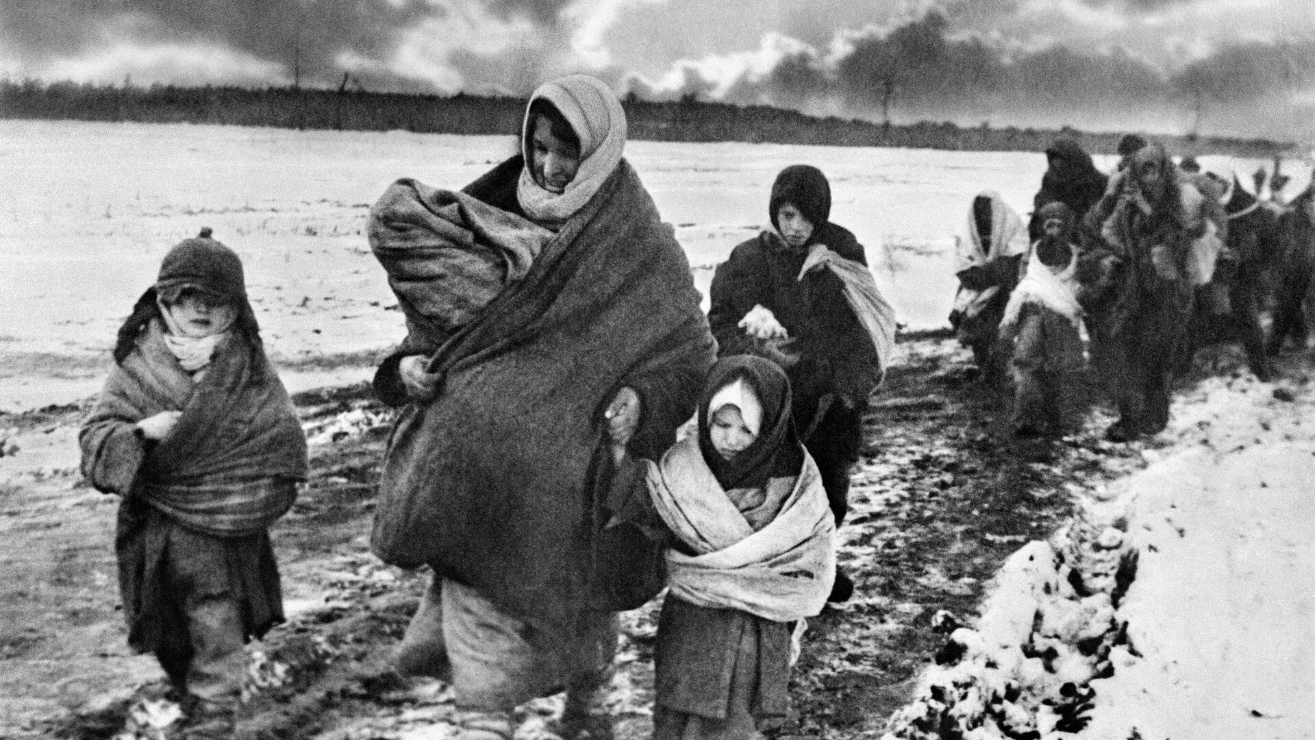 Советские женщины и дети возвращаются домой - РИА Новости, 1920, 01.06.2023