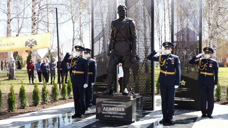 Открытие памятника летчику Девятаеву в Торбееве - РИА Новости, 1920, 26.04.2021