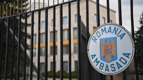 Табличка у здания посольства Румынии в Москве