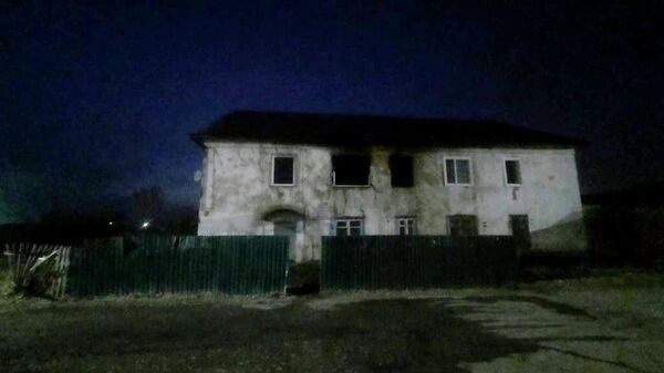 Последствия пожара в жилом доме на станции Аскиз в Хакасии