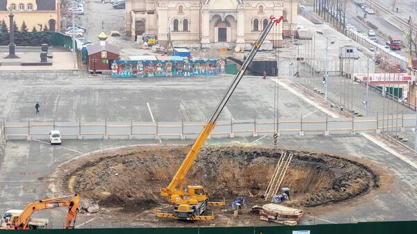 Строительство сухого фонтана идет на центральной площади Владивостока