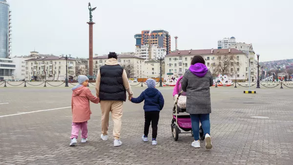 Семья во время прогулки