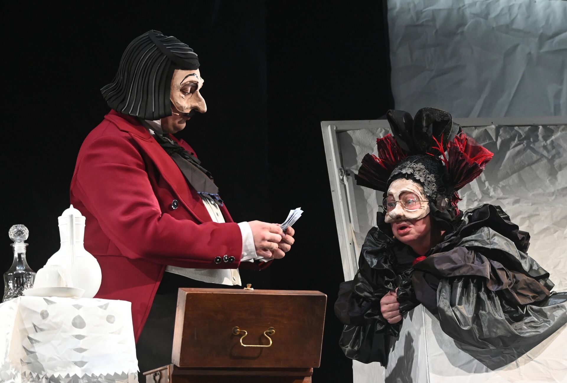 Актеры Мария Аронова (Она) и Владислав Гандрабура (Он) в сцене из спектакля Мертвые души в Государственном академическом театре имени Евгения Вахтангова в Москве. Актеры Мария Аронова (Она) и Владислав Гандрабура (Он) в сцене из спектакля Мертвые души в Государственном академическом театре имени Евгения Вахтангова в Москве. - РИА Новости, 1920, 27.10.2025