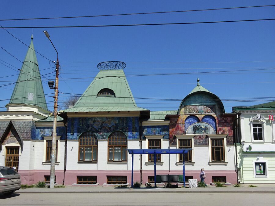 Особняк Шаронова, построенный в 1912 году, напоминает московским туристам здание Ярославского вокзала
