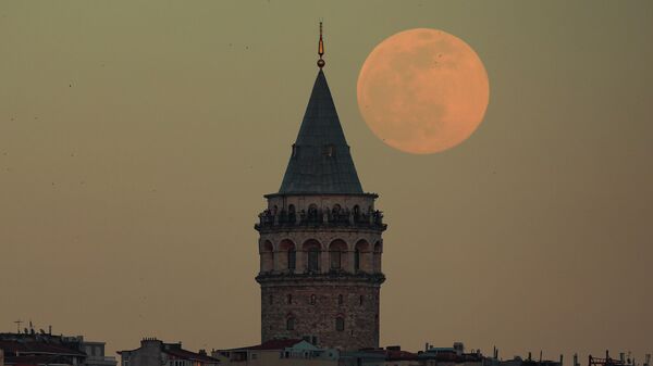 Розовая Суперлуна в Стамбуле