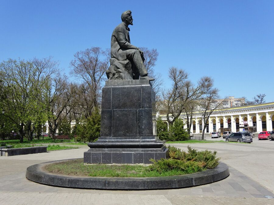 Памятник Чехову у Гостиного двора