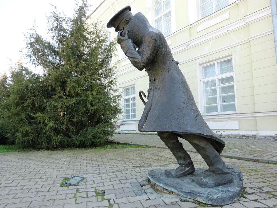 Памятник Человеку в футляре из одноименного произведения Антона Чехова перед гимназией