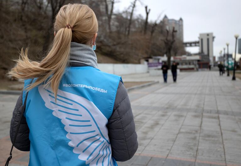 Волонтеры раздают георгиевские ленточки во Владивостоке в рамках ежегодной акции Георгиевская ленточка, посвященной 76-й годовщине Победы в Великой Отечественной войне