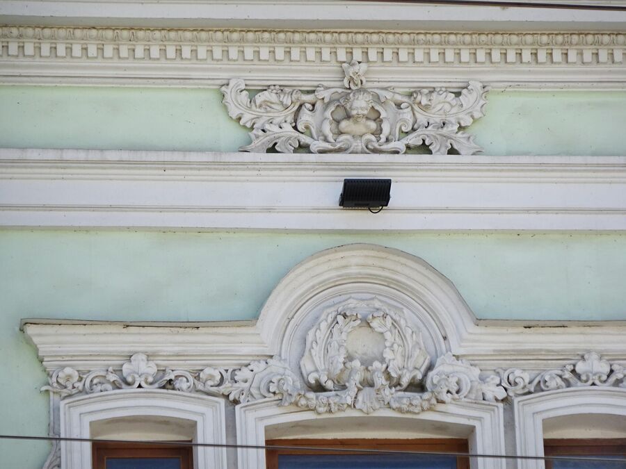 Лепнина на фасаде дворца Николая Алфераки