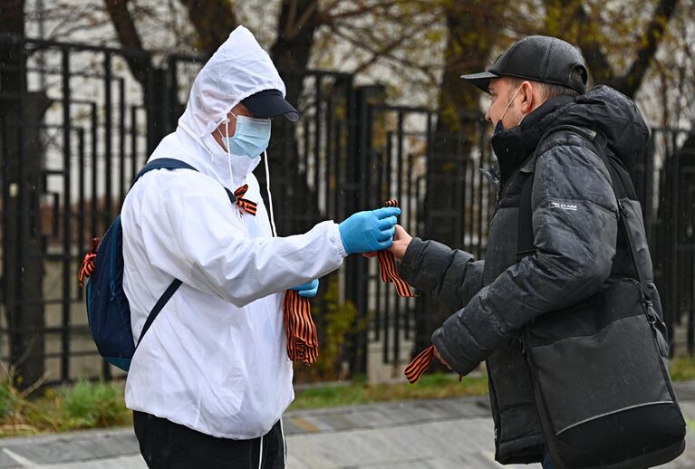 Волонтеры раздают георгиевские ленточки на Зубовском бульваре в Москве в рамках ежегодной акции Георгиевская ленточка, посвященной 76-й годовщине Победы в Великой Отечественной войне