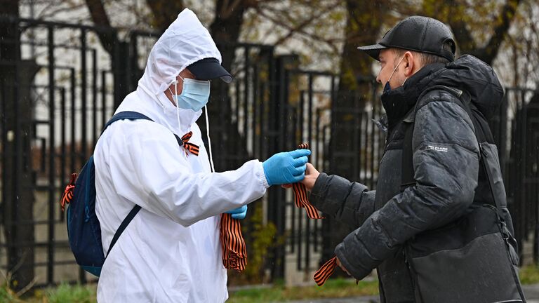 Волонтеры раздают георгиевские ленточки на Зубовском бульваре в Москве в рамках ежегодной акции Георгиевская ленточка, посвященной 76-й годовщине Победы в Великой Отечественной войне