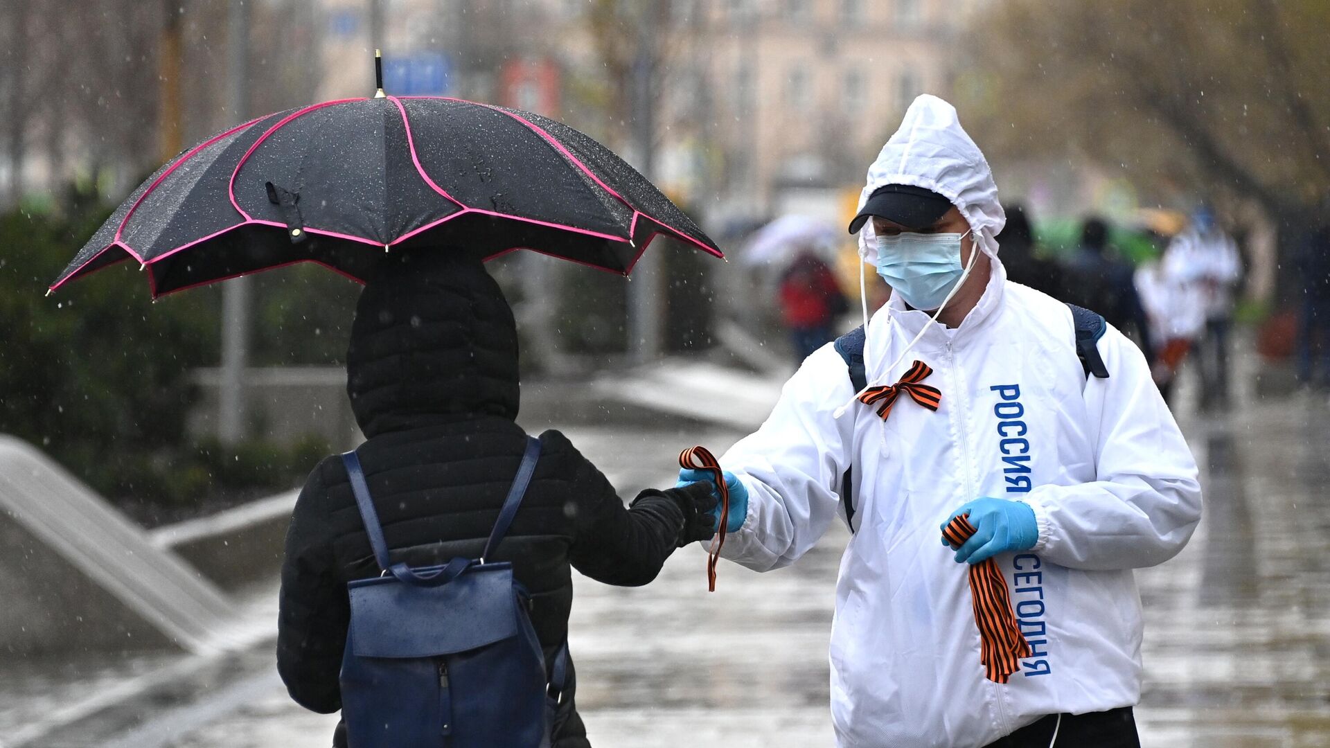 Волонтеры раздают георгиевские ленточки на Зубовском бульваре в Москве в рамках ежегодной акции Георгиевская ленточка, посвященной 76-й годовщине Победы в Великой Отечественной войне - РИА Новости, 1920, 04.05.2021