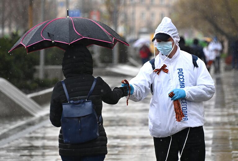 Волонтеры раздают георгиевские ленточки на Зубовском бульваре в Москве в рамках ежегодной акции Георгиевская ленточка, посвященной 76-й годовщине Победы в Великой Отечественной войне