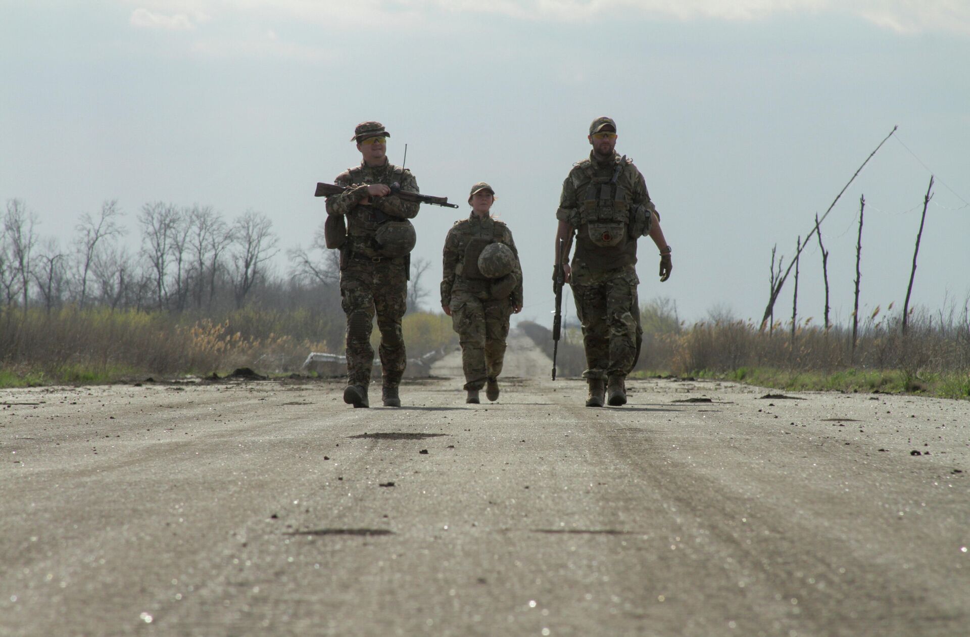 Украинские военные на дороге в районе линии соприкосновения в Донецкой области - РИА Новости, 1920, 28.04.2021