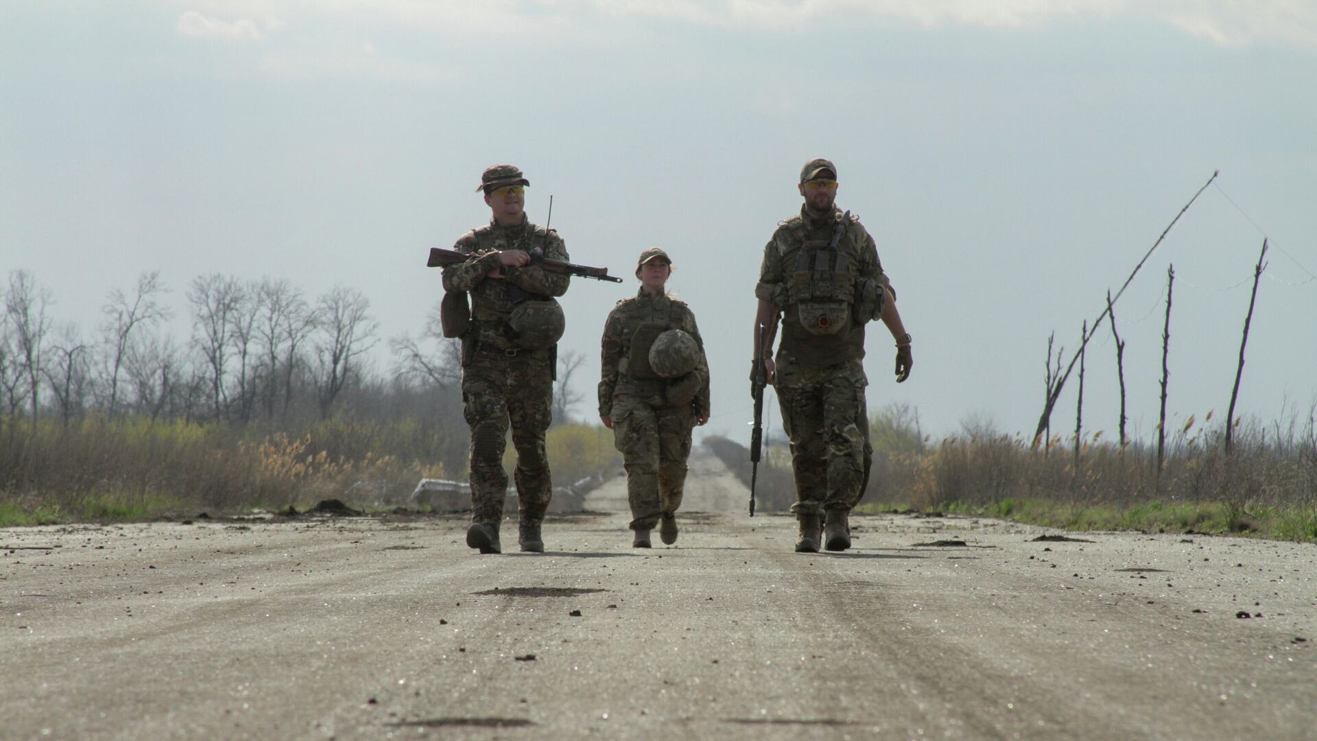 Украинские военные на дороге в районе линии соприкосновения в Донецкой области - РИА Новости, 1920, 19.10.2021