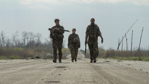 Украинские военные на дороге в районе линии соприкосновения в Донецкой области