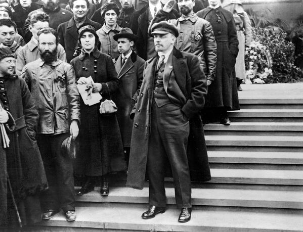 Владимир Ильич Ленин на Красной площади во время первомайской демонстрации 1 мая 1919 года.
Фотография из фондов Центрального партийного архива Института марксизма-ленинизма при ЦК КПСС